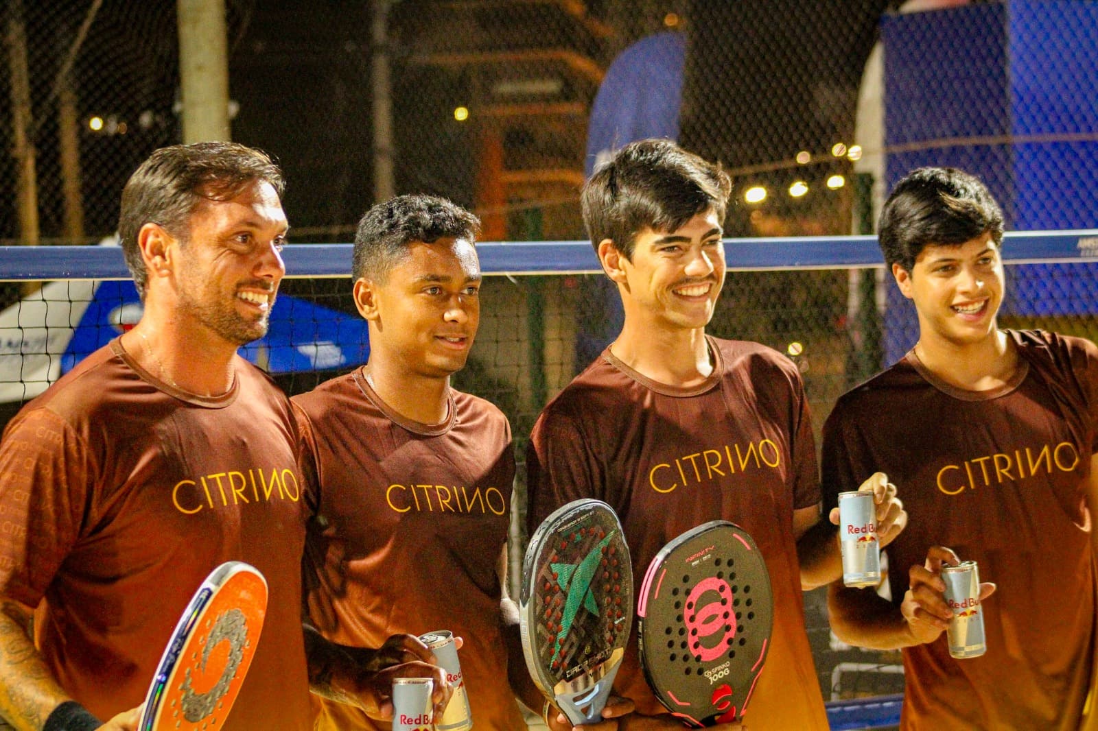 Atletas com a camisa do Circuito Citrino FA Sports posando na quadra após a partida
