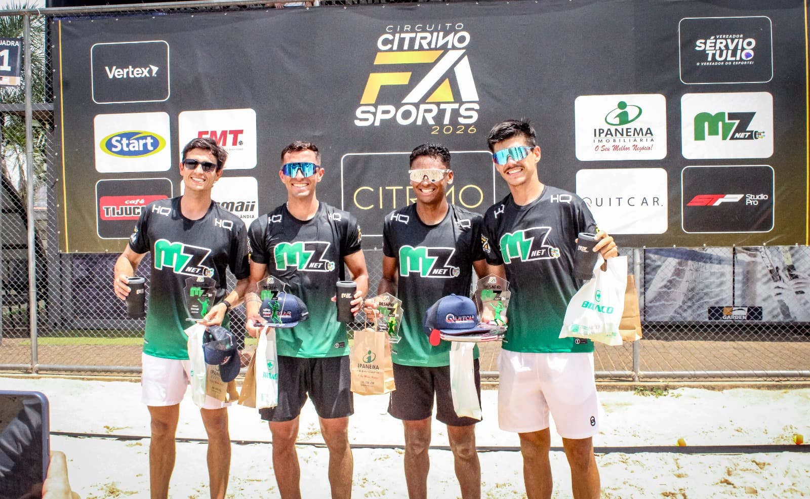 Pódio de premiação em frente ao painel de patrocinadores do Circuito Citrino FA Sports